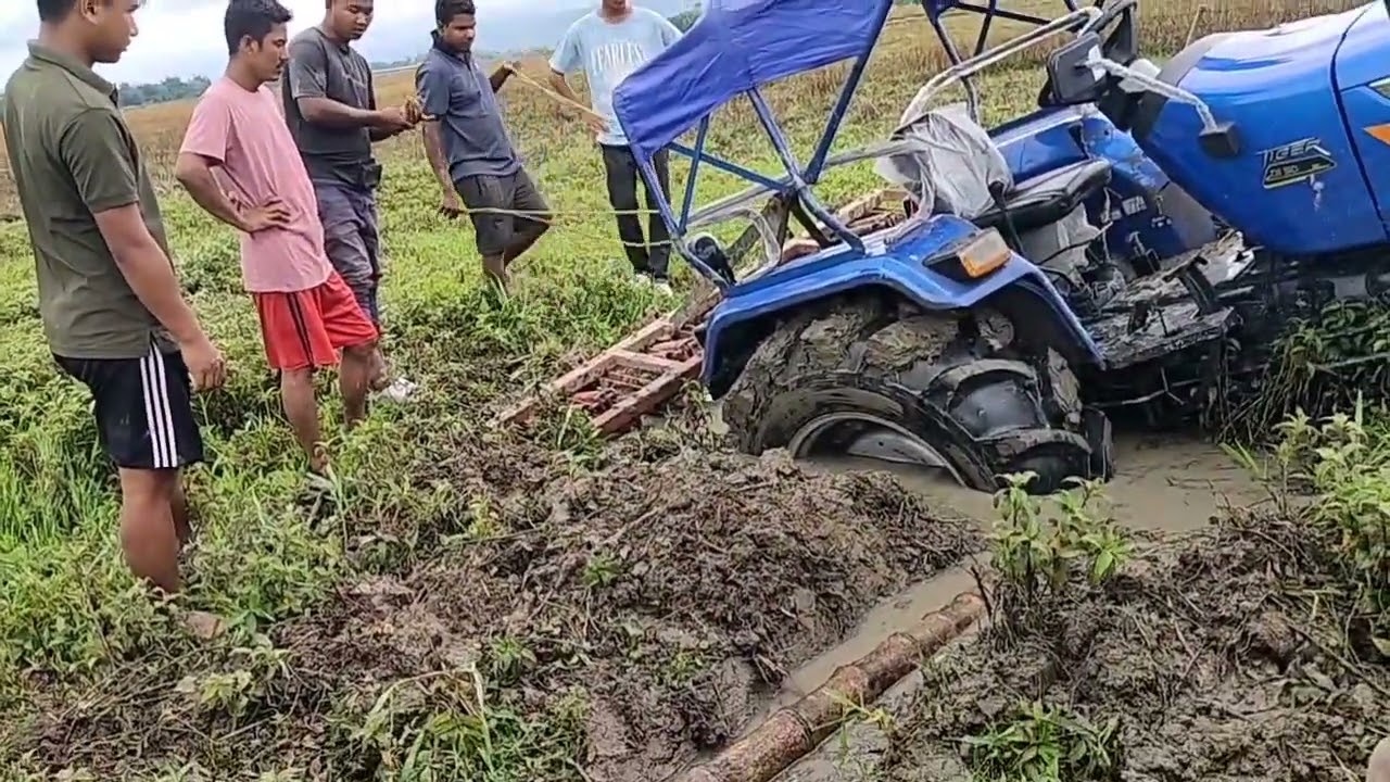 sonalika tiger 50 52hp 4x4 stuck in mud pulling out by it's self with a bamboo.