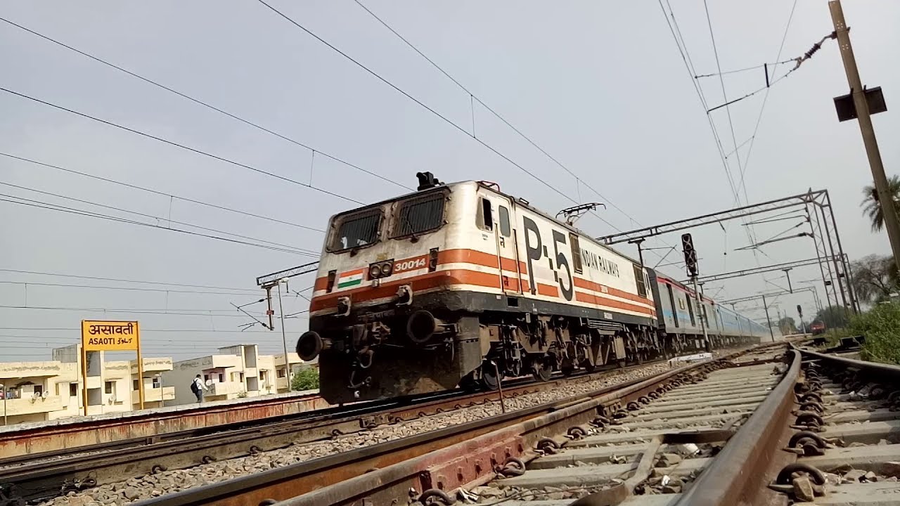 FASTEST TRAIN of INDIA overtakes TOOFAN Express and FLAT 160Kmph