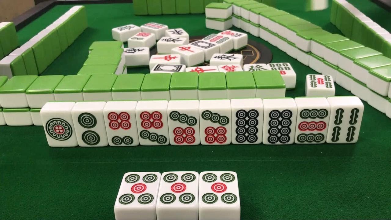 两杠在手了，这牌是开杠还是自摸呢？小哥的选择对吗？
