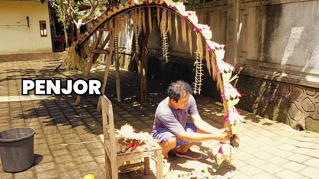 Membuat Penjor Galungan