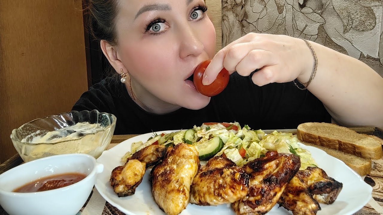 МУКБАНГ ЗАПЕЧЁННЫЕ КРЫЛЫШКИ🔥,С СОУСАМИ, САЛАТ🥬🍅/СЮРПРИЗ ОТ СЫНА, РАБОТНИКИ ПВЗ ОПЯТЬ НАКОСЯЧИЛИ🤬