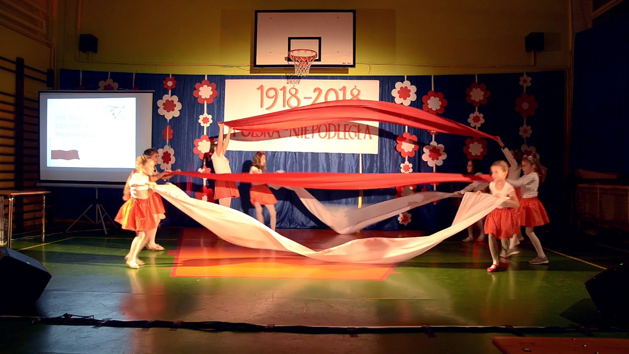 Taniec z szarfami - Wieczornica patriotyczna w SP4 w Andrychowie