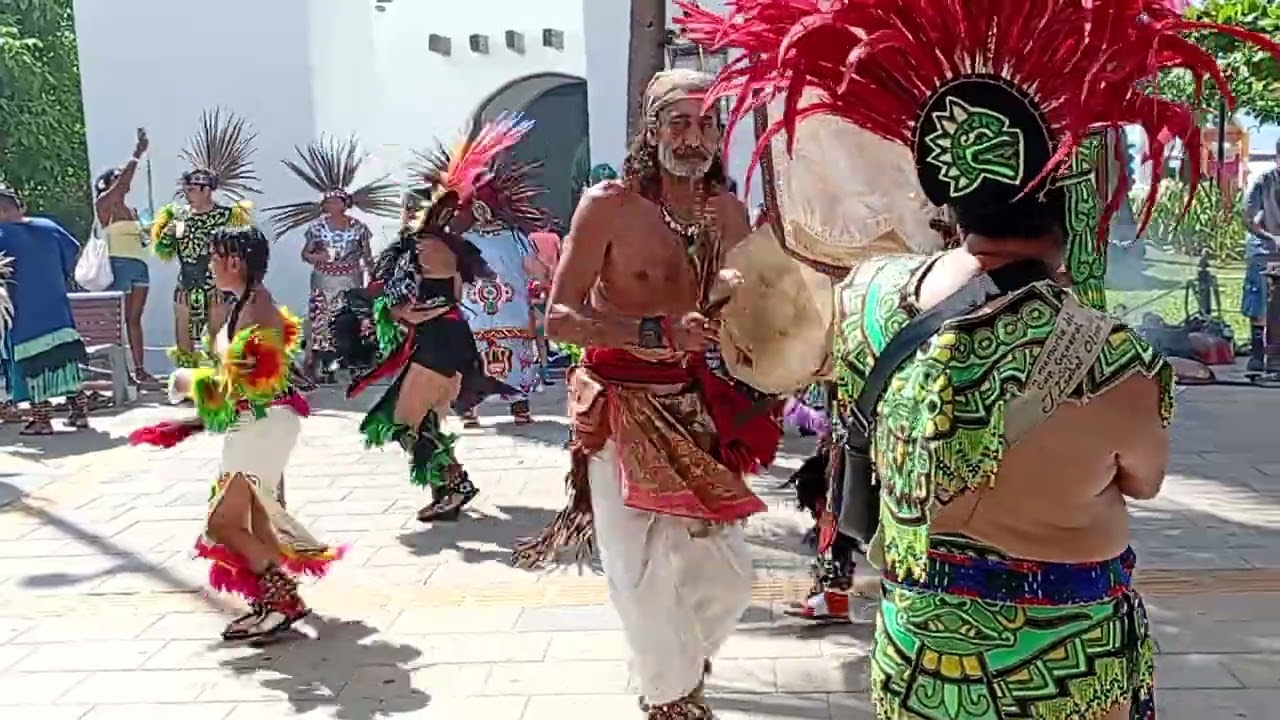 Danza prehispánica. Quinta avenida de Playa del Carmen,Q.Roo. México.