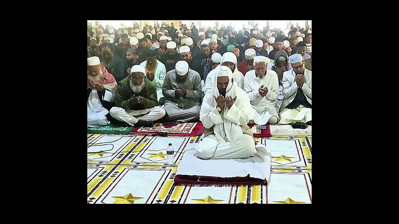 ২০১ গম্বুজ মসজিদে ৩১৭তম জুমার নামাজের মোনাজাত পরিচালনা করেন মুফতি আবদুল্লাহ আনসারী।