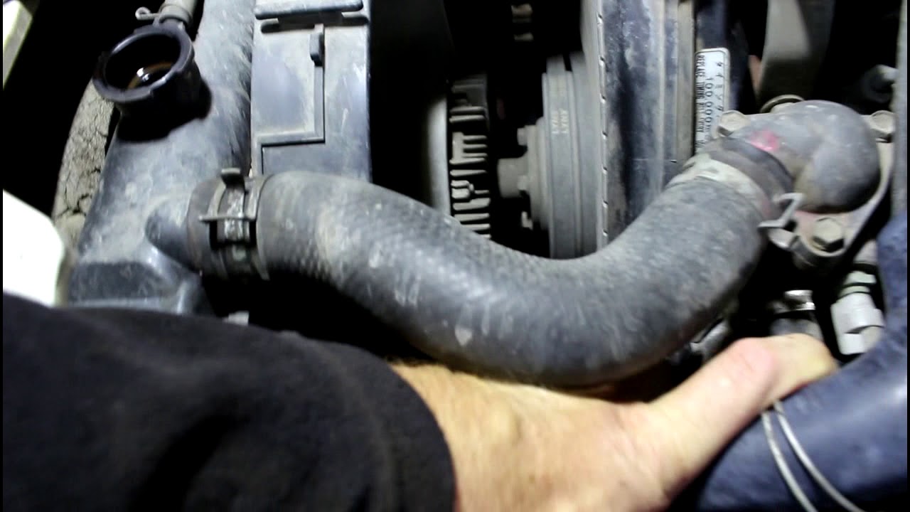 Замена нижнего патрубка радиатора Toyota Dyna Тойота Дюна 1996 года