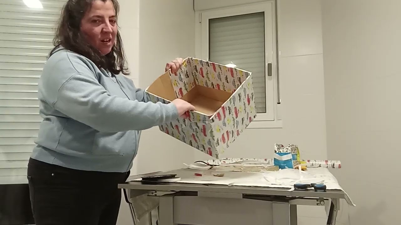 Reciclaje de una caja de cartón. Decoración de una caja con papel de regalo. #manualidades