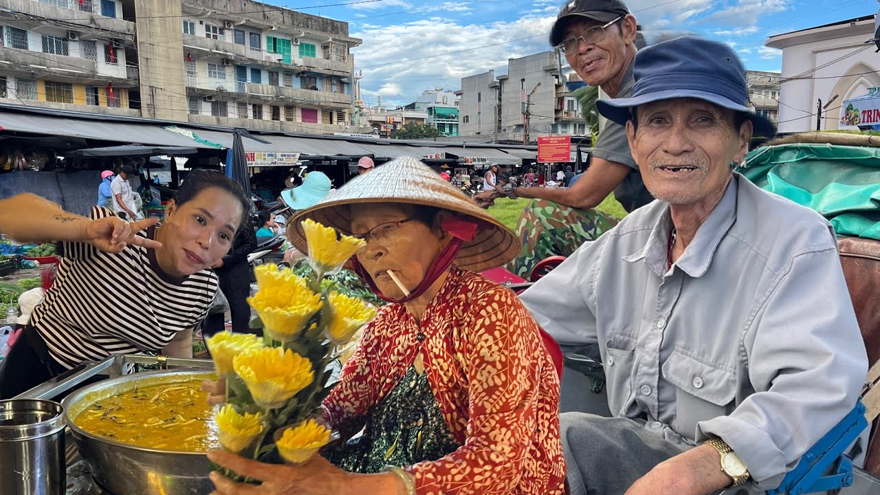 Theo Chân Cô Bán Cháo Đêm | Chợ Đầm Nha Trang Tờ Mờ Sáng