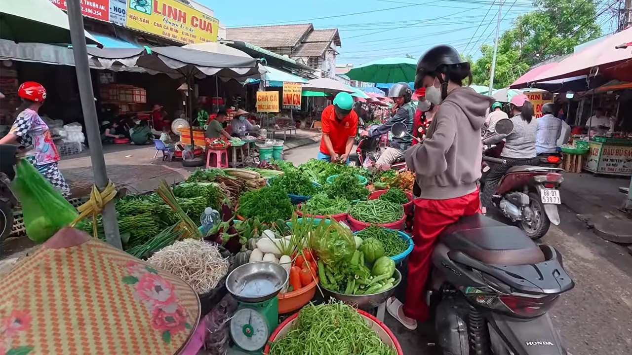 Morning Market in Ho Chi Minh City | Walking Tour 4K