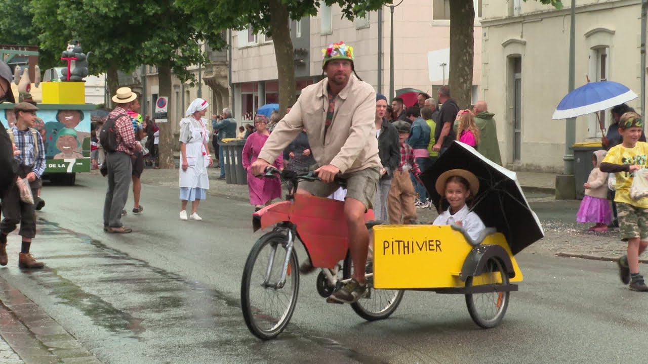 Cavalcade : retour du défilé de chars à Parthenay