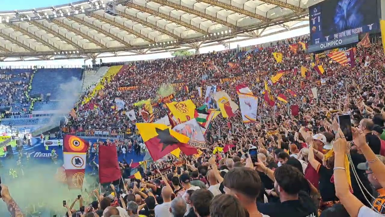 Lazio - Roma 0 - 1 Squadra sotto la SUD a fine partita 