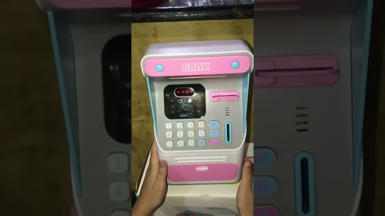 ￼Ensinando a mexer no cofrinho eletrônico￼