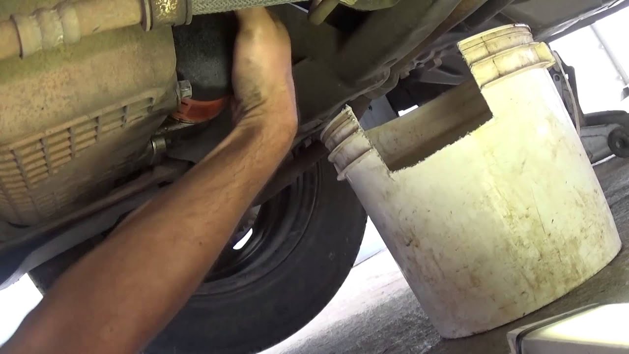 Chrysler PT Cruiser Oil Change .  How to do an oil Change on Chrysler PT CRUISER 2.4 Engine