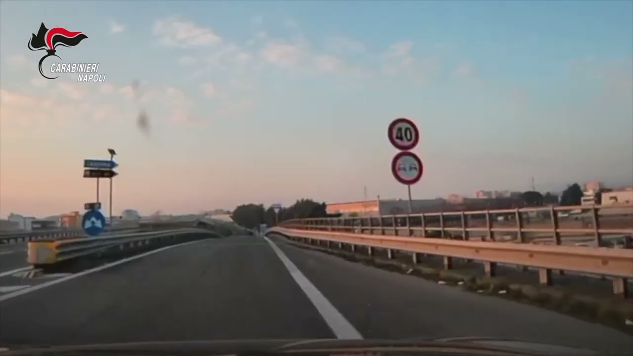 Non si fermano all'alt, due ragazzi fuggono ad alta velocità: arrestati. Il video dell'inseguimento