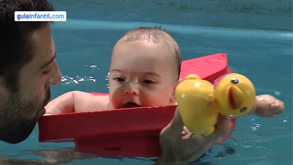 Primer contacto del bebé con el agua, ejercicios con material