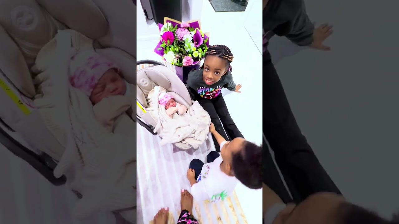 They’re so happy to see their baby sister back home 😻 baby Victoria is so loved! 🥰 