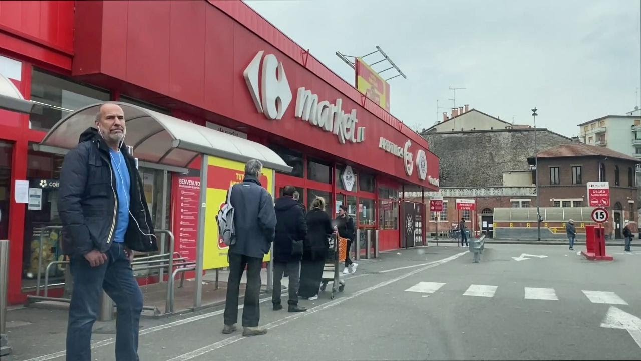 Coronavirus, a Milano un'ora e mezza di coda per entrare al supermercato. 