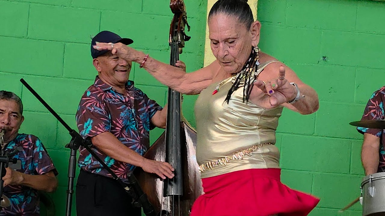 #Yajaira la Reina de los bailes se desató moviendo el cuchumbo dejando a todos boca abierta 😱