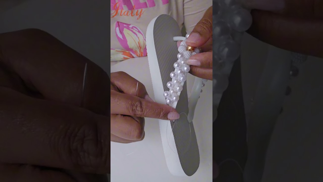 Chinelos bordados com pérolas 