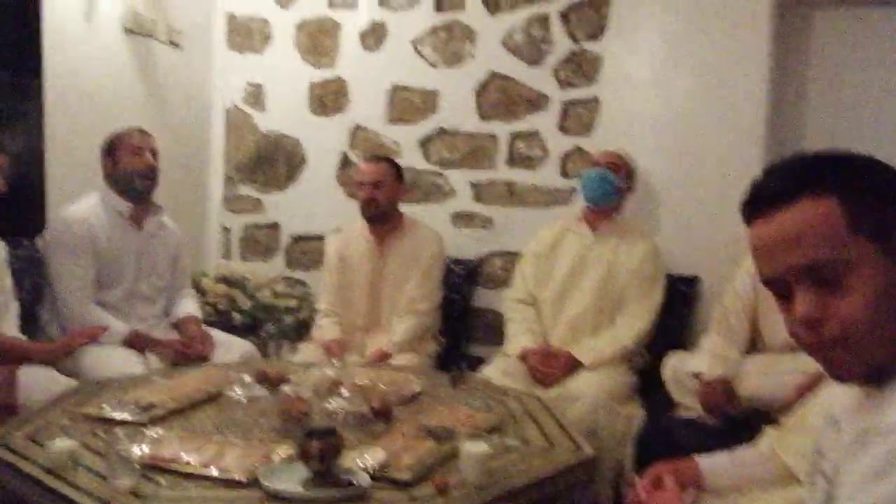 ايحسب الصب ان الحب منكتم مابين منسجم منه ومضطرم لولا الهوى لم ترقدمعا على طلل