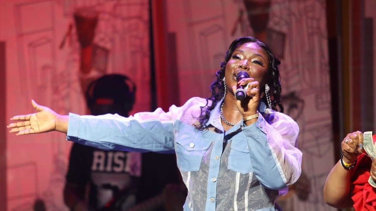 Roseline Layo glane encore des trophées -BSvinX