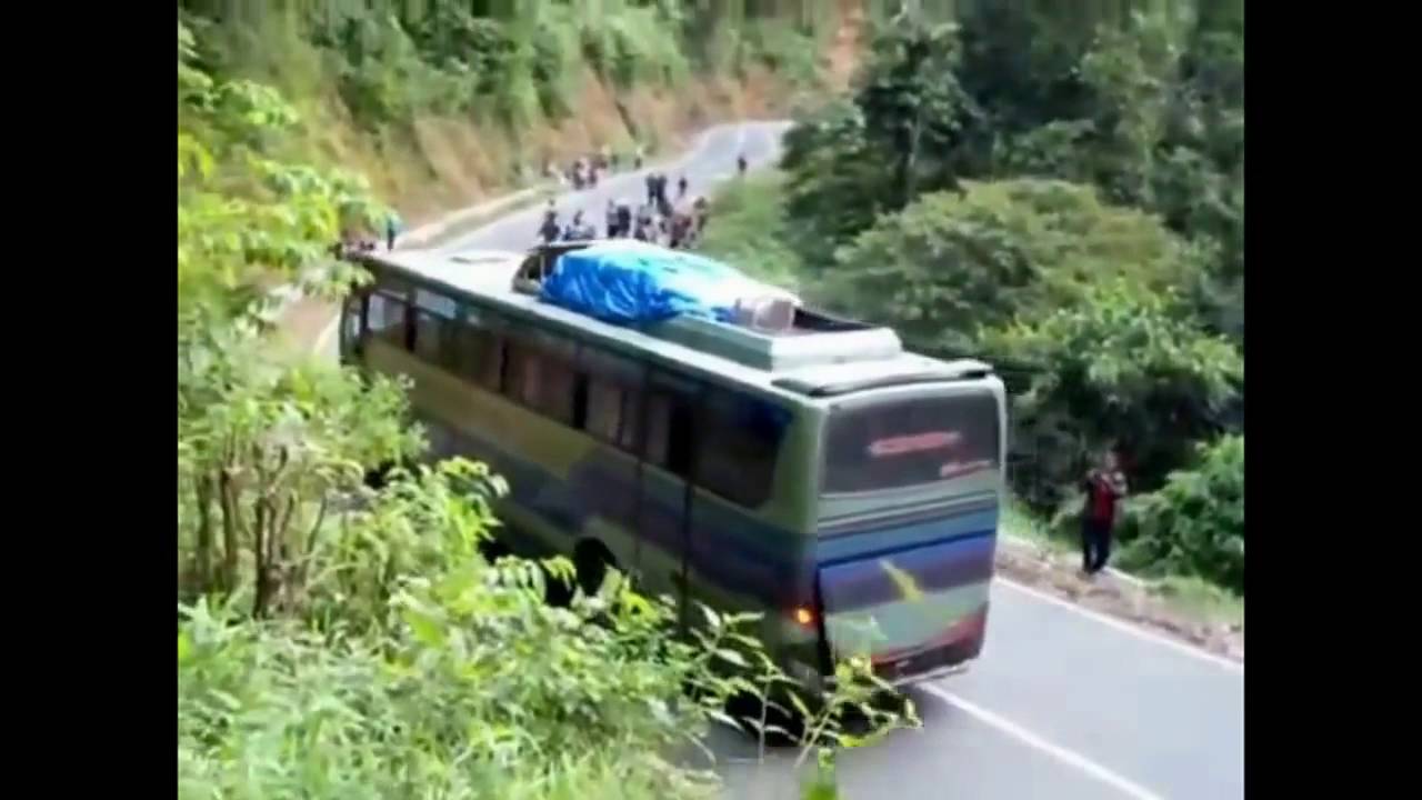 JALAN MENIKUNG TAJAM MENJADI  UJI SKILL SOPIR BUS