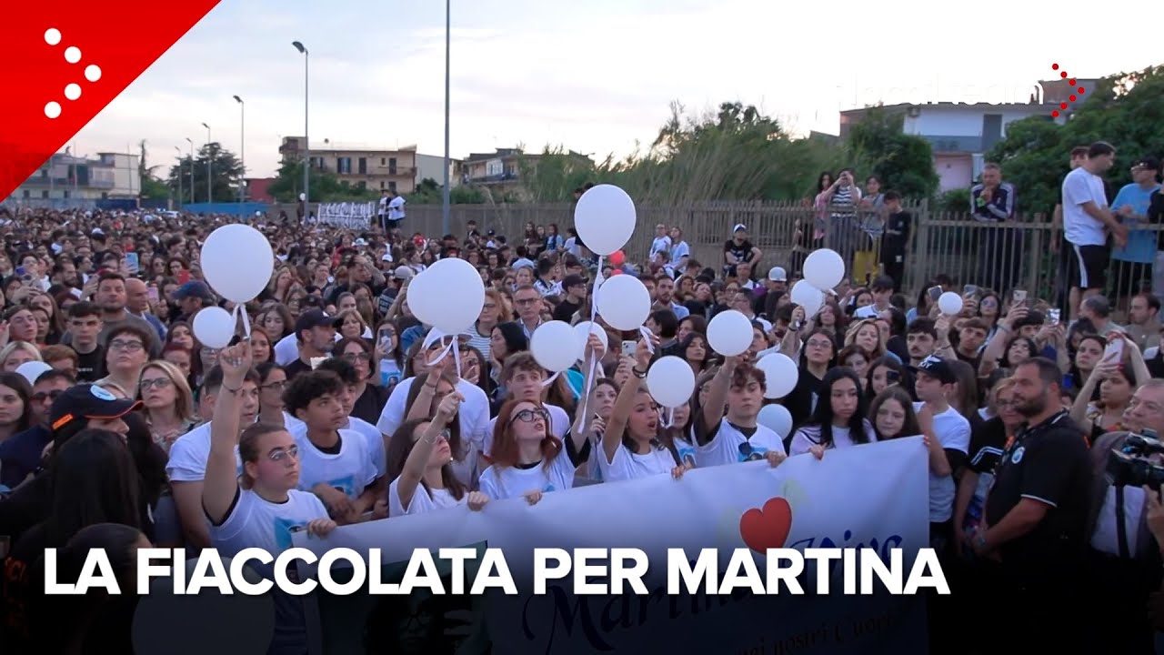 Uccisa a 14 anni, la fiaccolata ad Afragola per Martina Carbonaro. Mamma: 