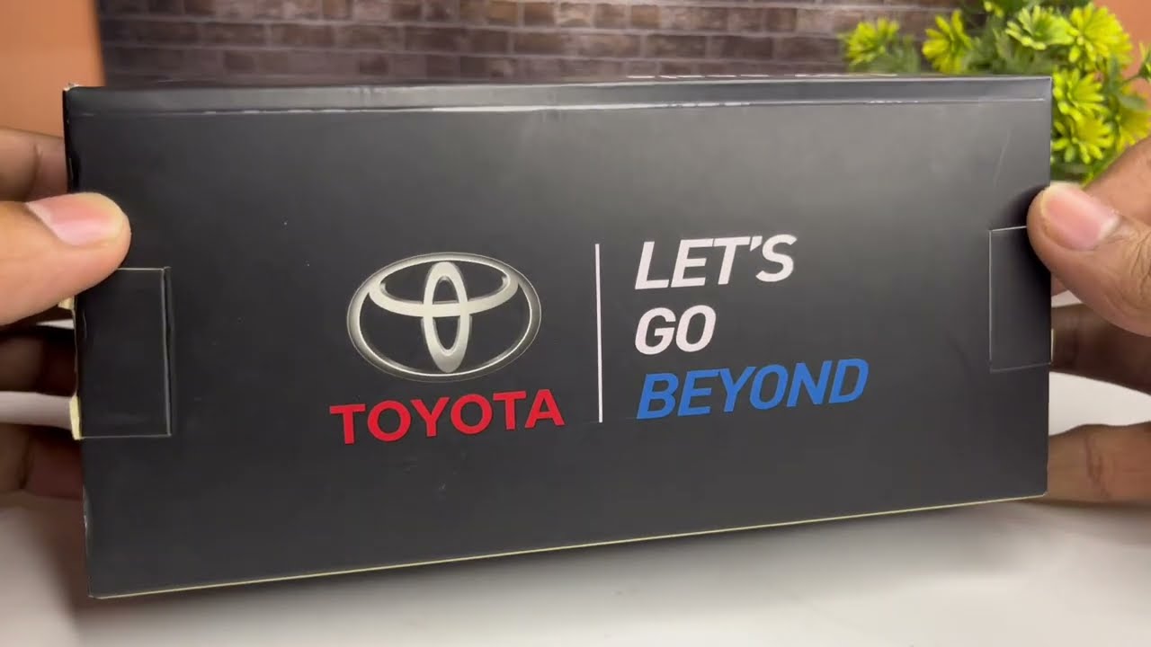 Официальная литая модель Toyota Innova Crysta