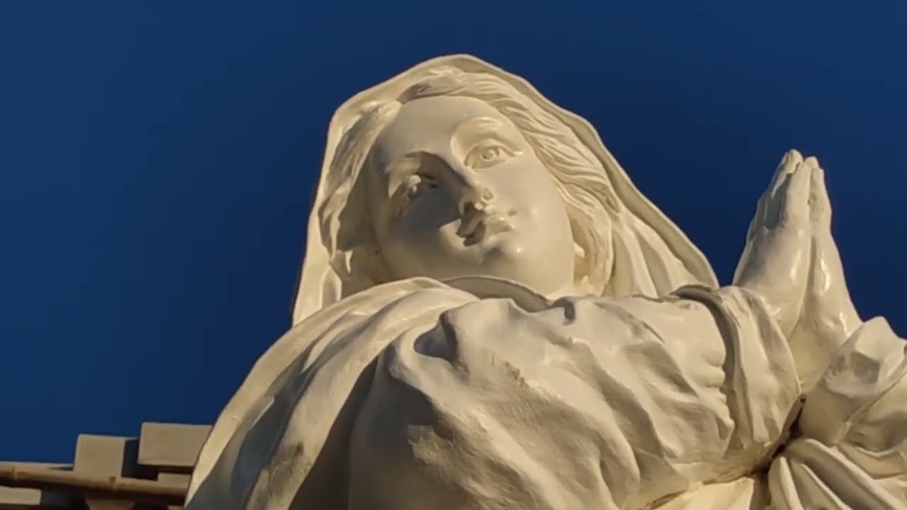 Strange A beautiful ray of light shines on the holy mother Mary and the holy apostles of the Lord
