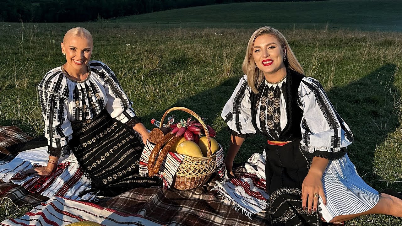 Lena Miclăus & Iulia Haiduc  - Câinii latră cerul tună - Videoclip original