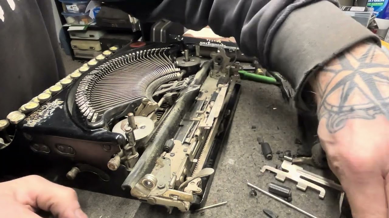 Полная (и я имею в виду полная) разборка портативной пишущей машинки Remington моделей 1/2/5 для ...