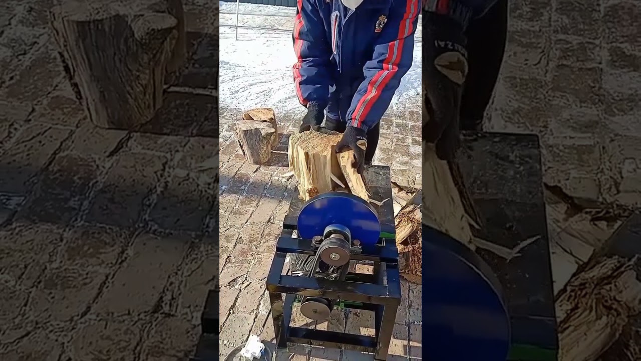 Kuaishou helped me get on the trending list #Rural woman's daily life chopping wood #