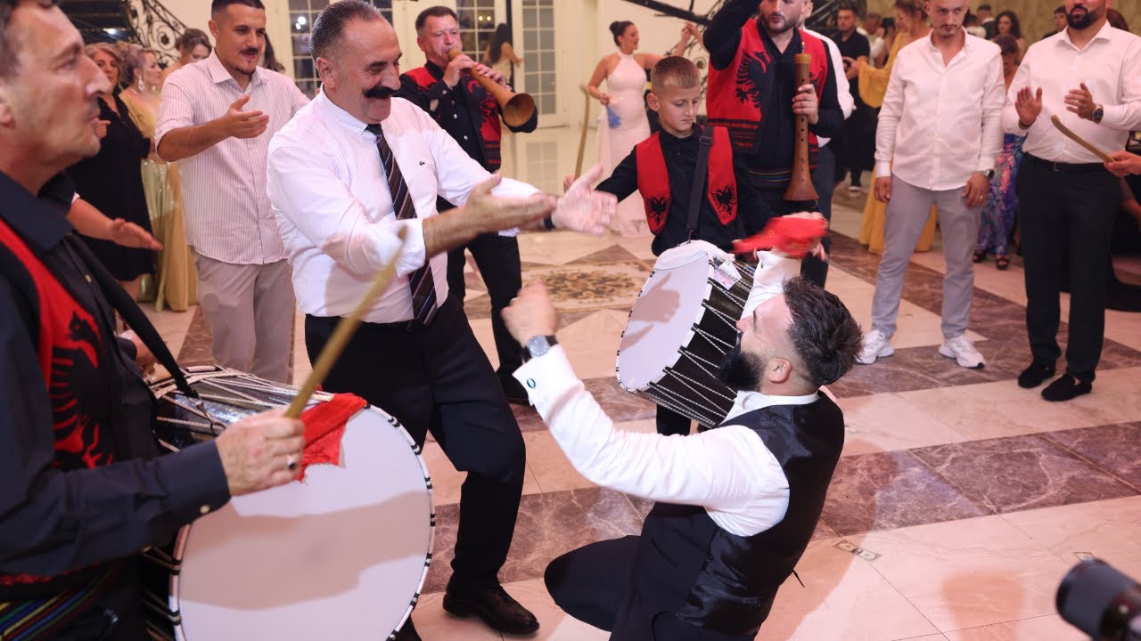 Qifti Astrit & Genta e shijojnë dasmën ne maksimum