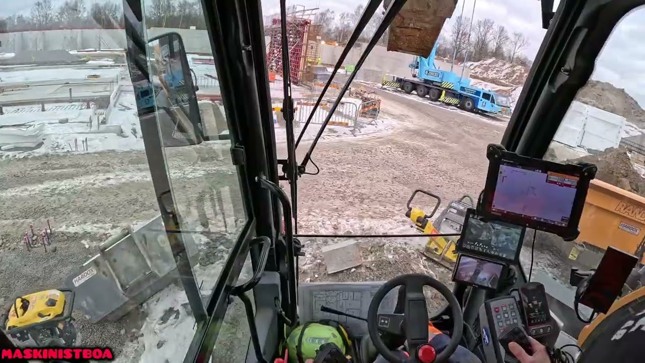 #149 Liebherr 916 Compact digging for the sewer pipes.
