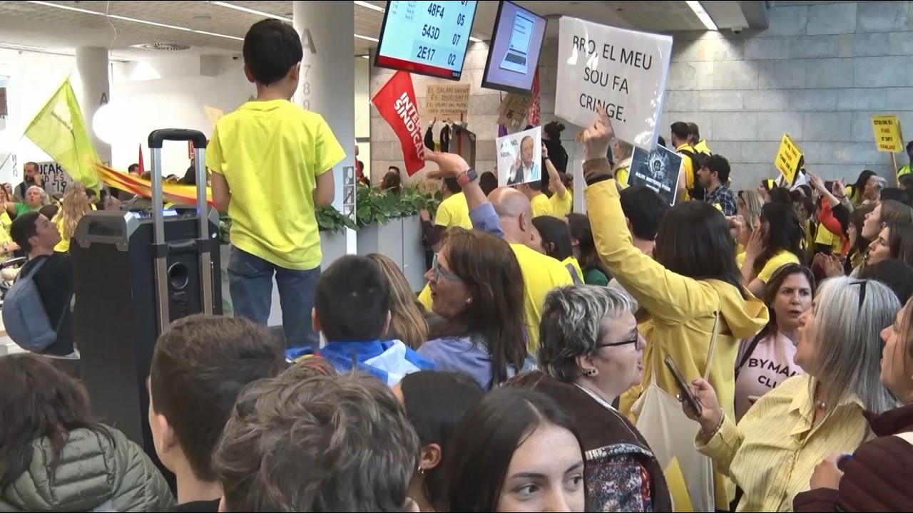 Milers de docents clamen contra 