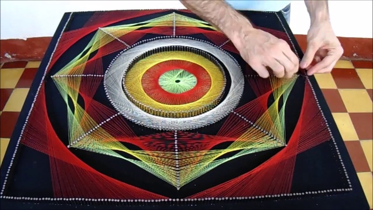 cuadro con hilos tensados con reloj, string art