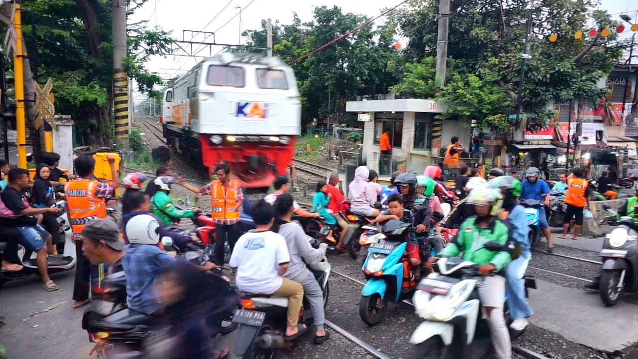 jalur Perlintasan gang stasiun sentiong