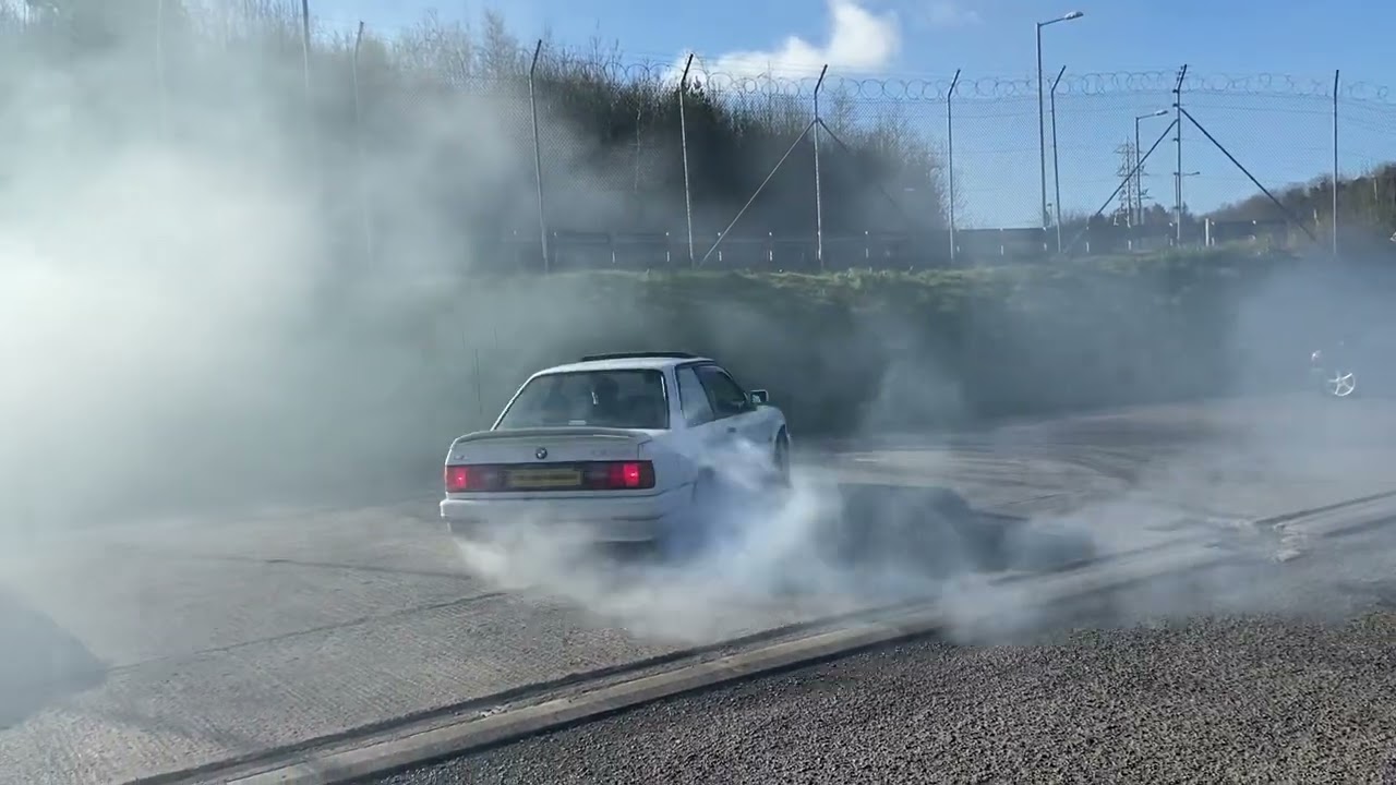 E30 325i burnout and donuts.