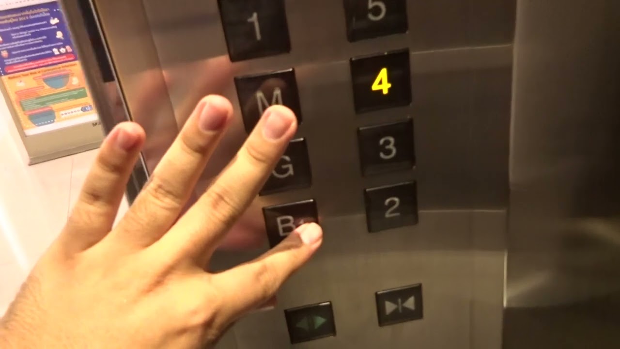 MITSUBISHI VOICE ELEVATOR OPTIONAL / STANDARD 8 AT SIAM PARAGON KRUNG THEP THAILAND [NORTH WING]