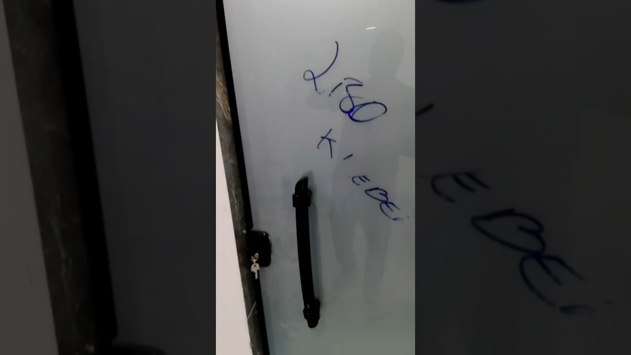 UNE PORTE PIVOTANTE TEMPERÉE