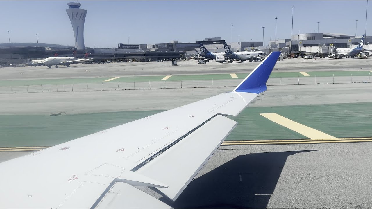 4K United Express (SkyWest) Bombardier CRJ-700 [N792SK] pushback, startup, and takeoff from SFO