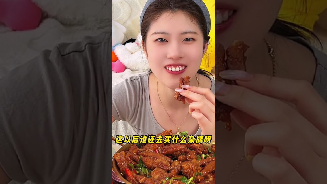裹满了红油的虎皮鸡爪也太香了，糯叽叽，一嗦就脱骨真的太绝了！！#追剧小零食 #虎皮凤爪 #好吃到停不下来