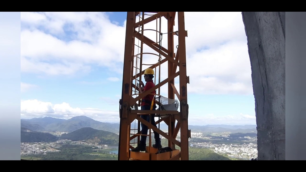 Grua torre  subindo para cabine
