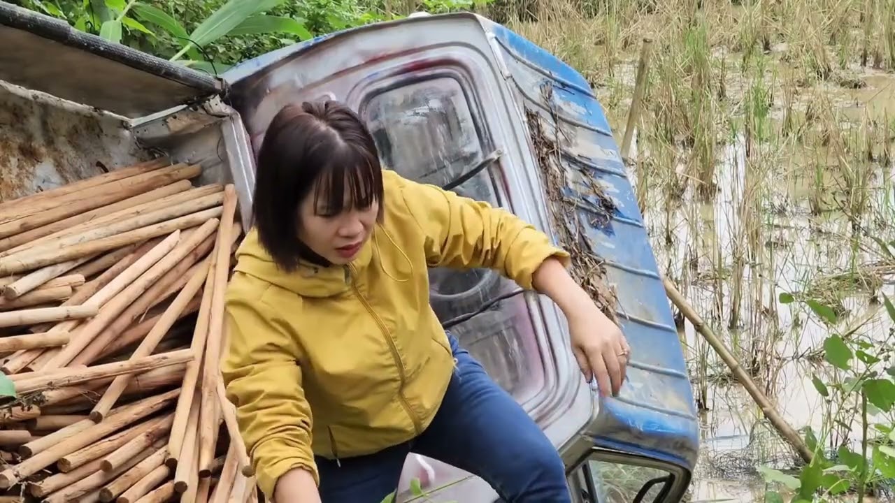Girl had an accident a truck dumper truck fall down in water and fails recovery !