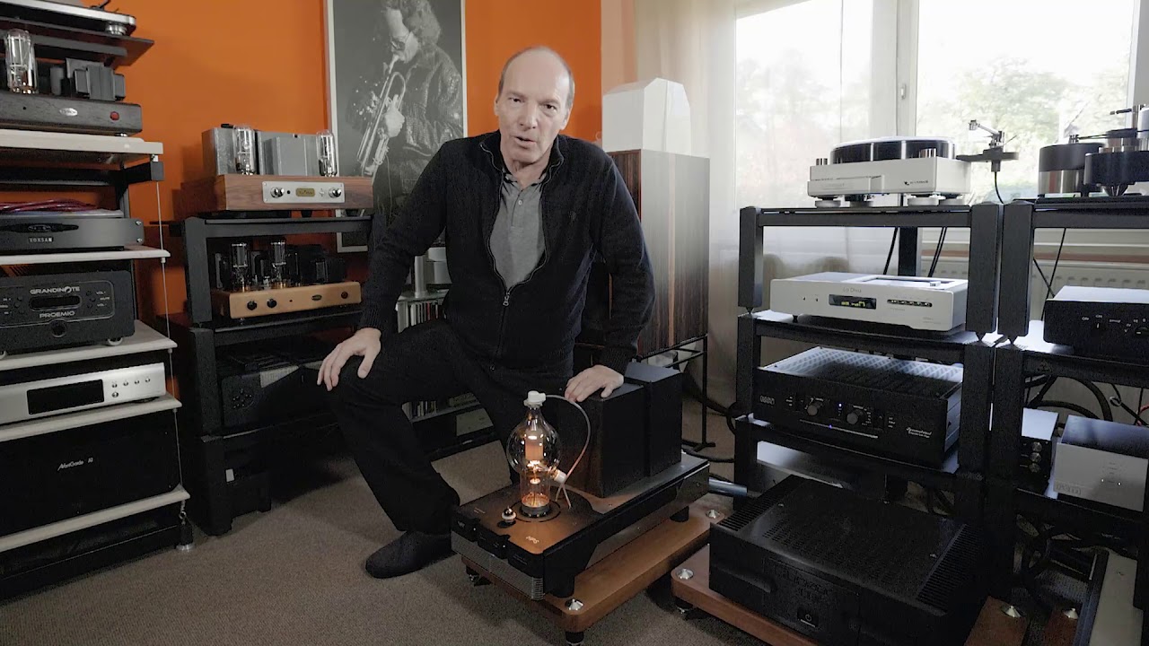 Uwe Heile of Audio Offensive shows the NAT Magma M HPS tubeamps in Falkensee.