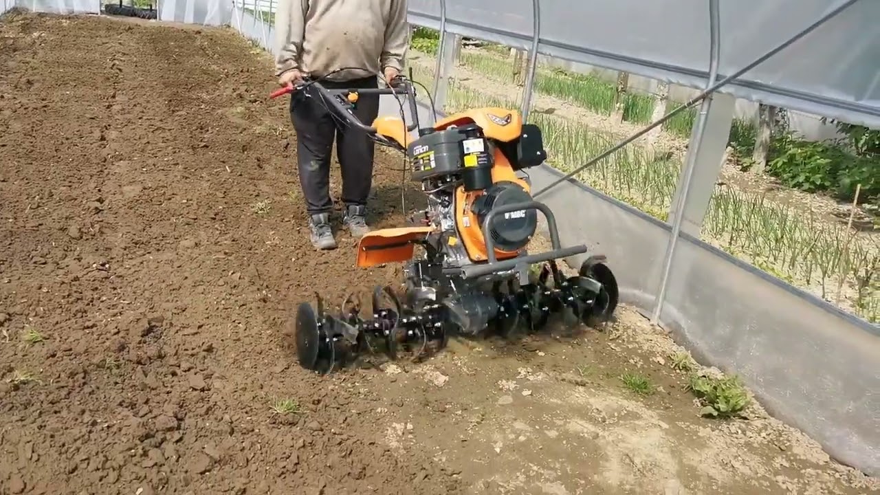 O-mac 12000 E-D pregatirea solului in solar pentru rasaduri.