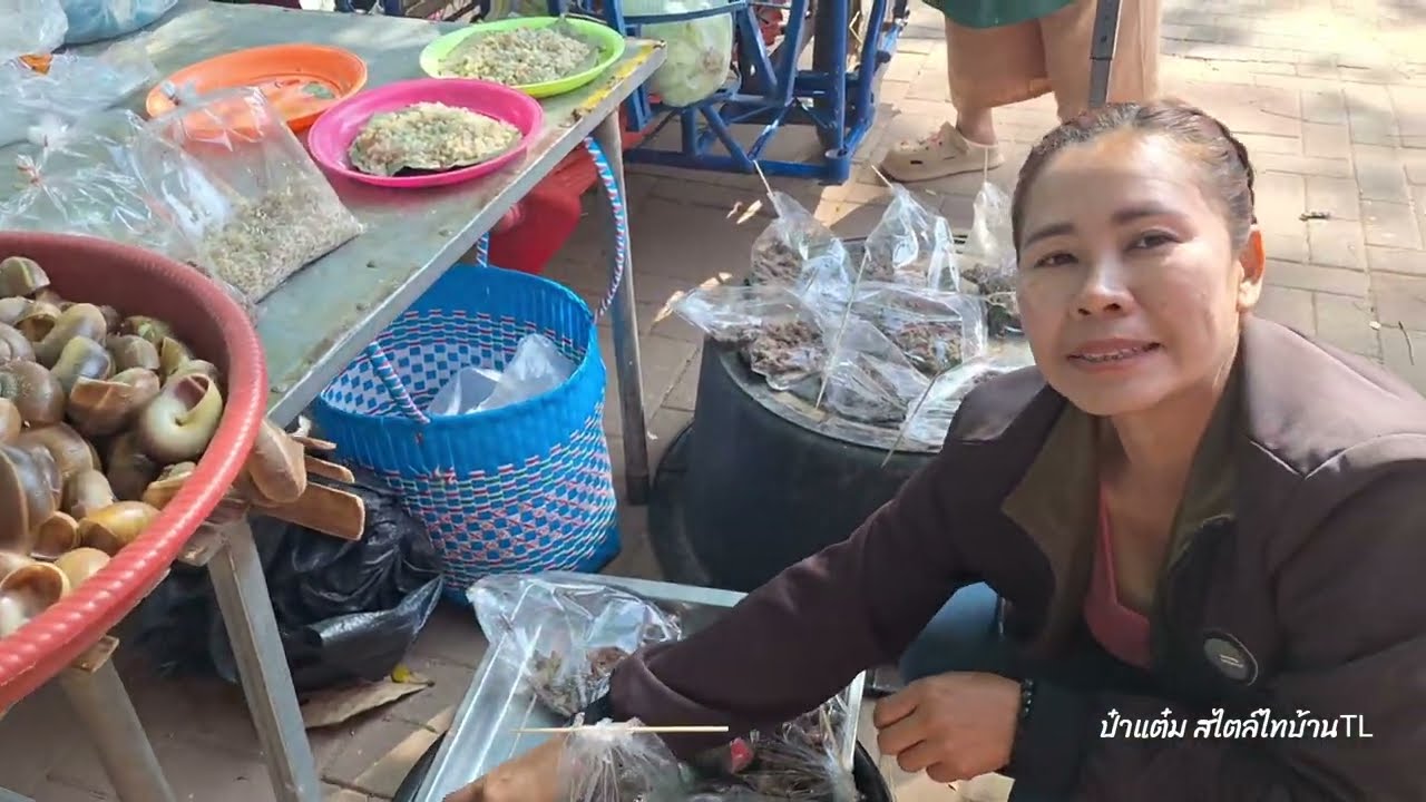 ปูกะแป้งไข่มดแดง เบ้าบึ้ง ตลาดของป่ตามฤดูกาล อ.เขมราฐ อุบลฯ