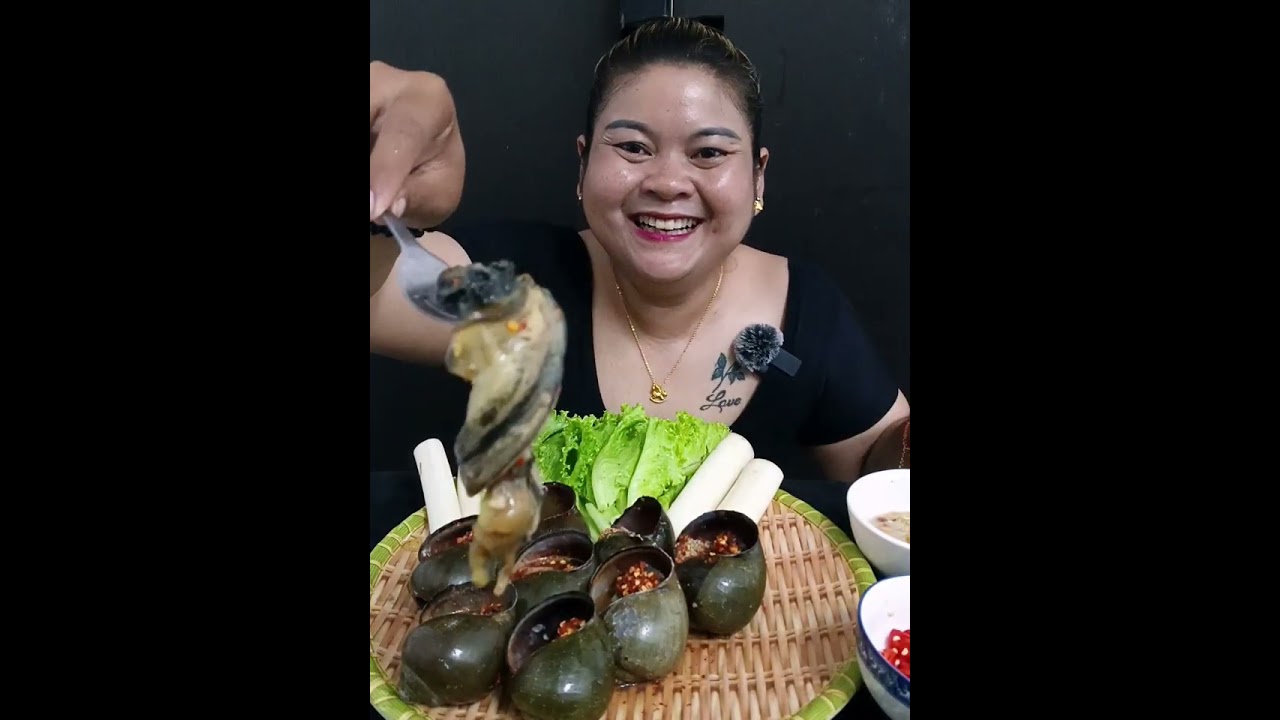 Amazing, steamed snails with delicious spicy chilies 🐌🌶️😋