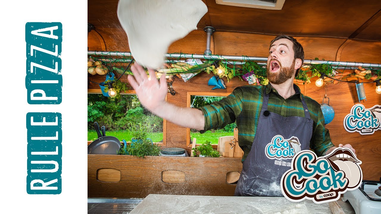 L&aelig;r at rulle en pizzadej helt perfekt ud | GoCook by Coop
