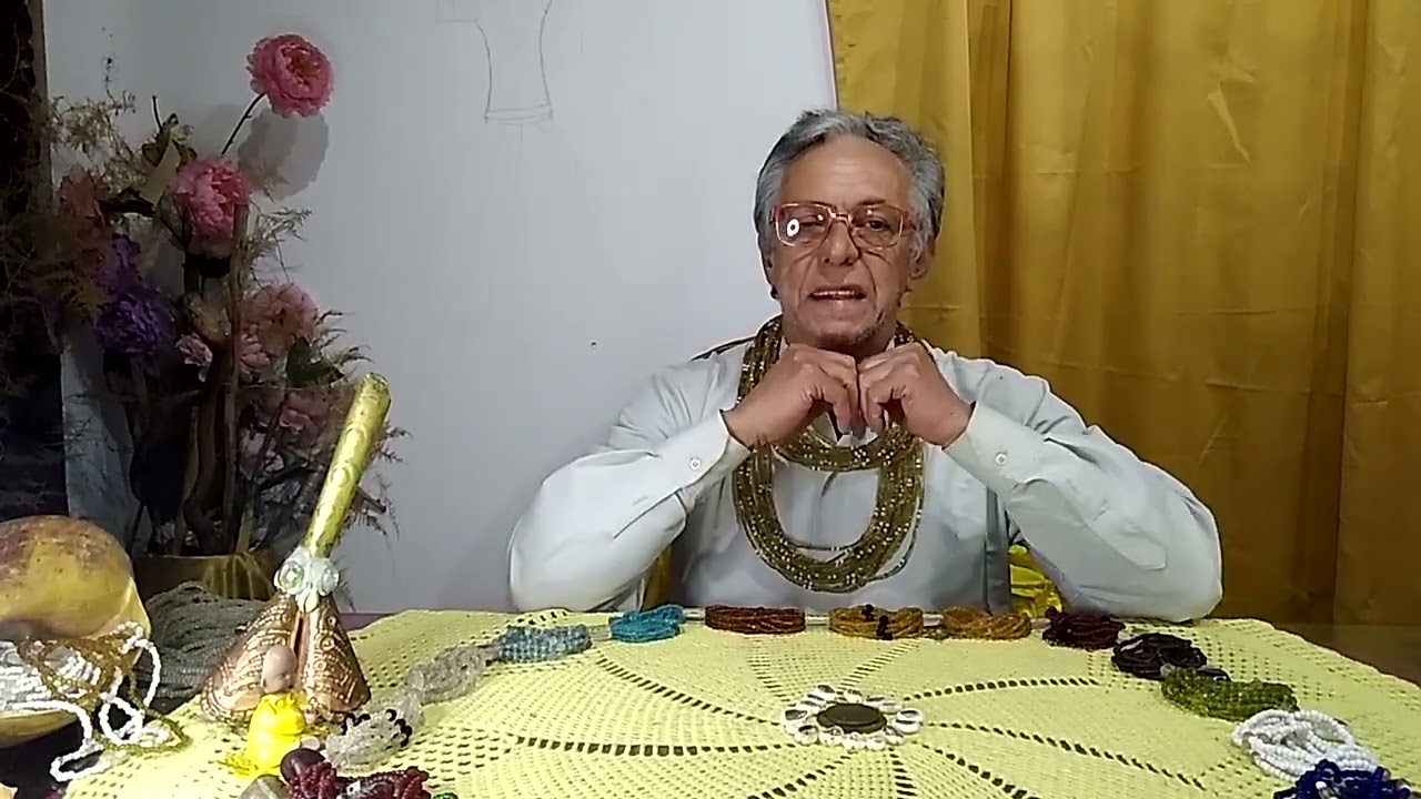 Pai Hobby de Oxum, mostrando a chamada dos orixás no jogo de búzios, lado Oyo com Jeje.