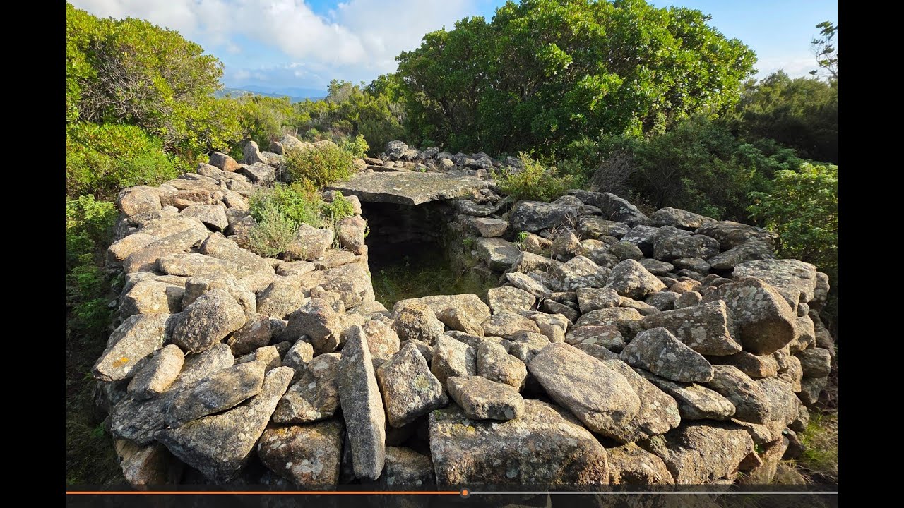 Un trekking nella storia all'Isola d'Elba, fino alla necropoli megalitica di Piana alla Sughera.